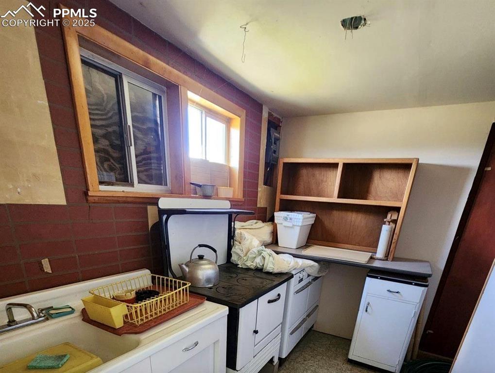 Image 7 of 18: Kitchen