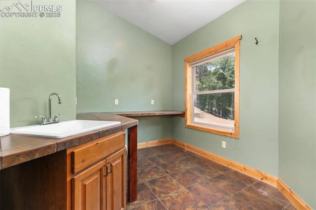 Image 29 of 48: Huge Laundry Room