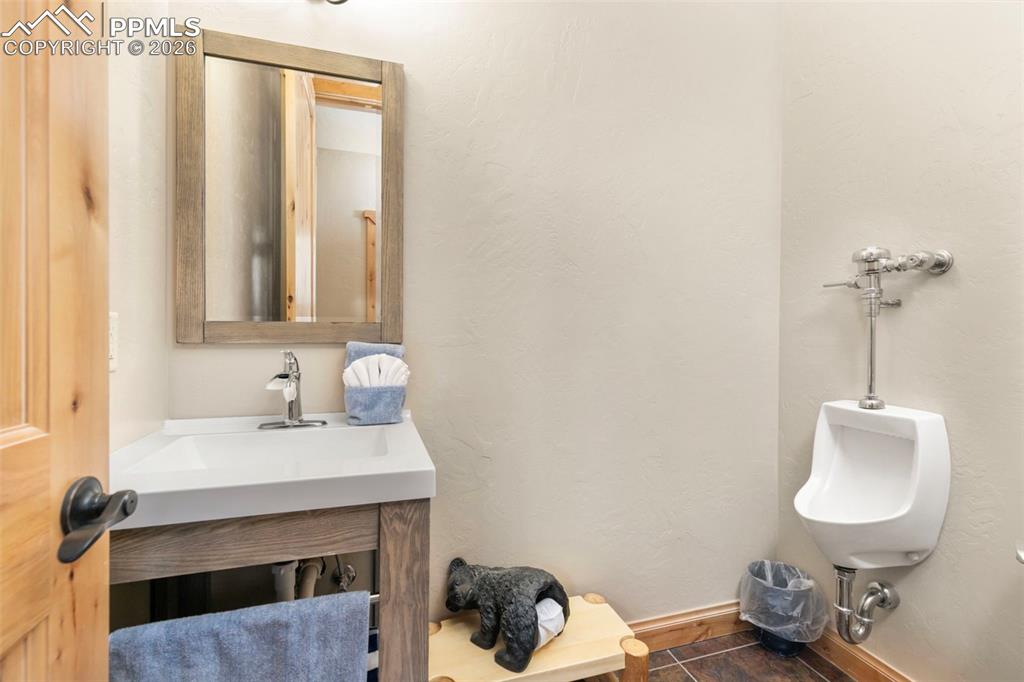 Image 31 of 48: Main Level 1/2 Bath