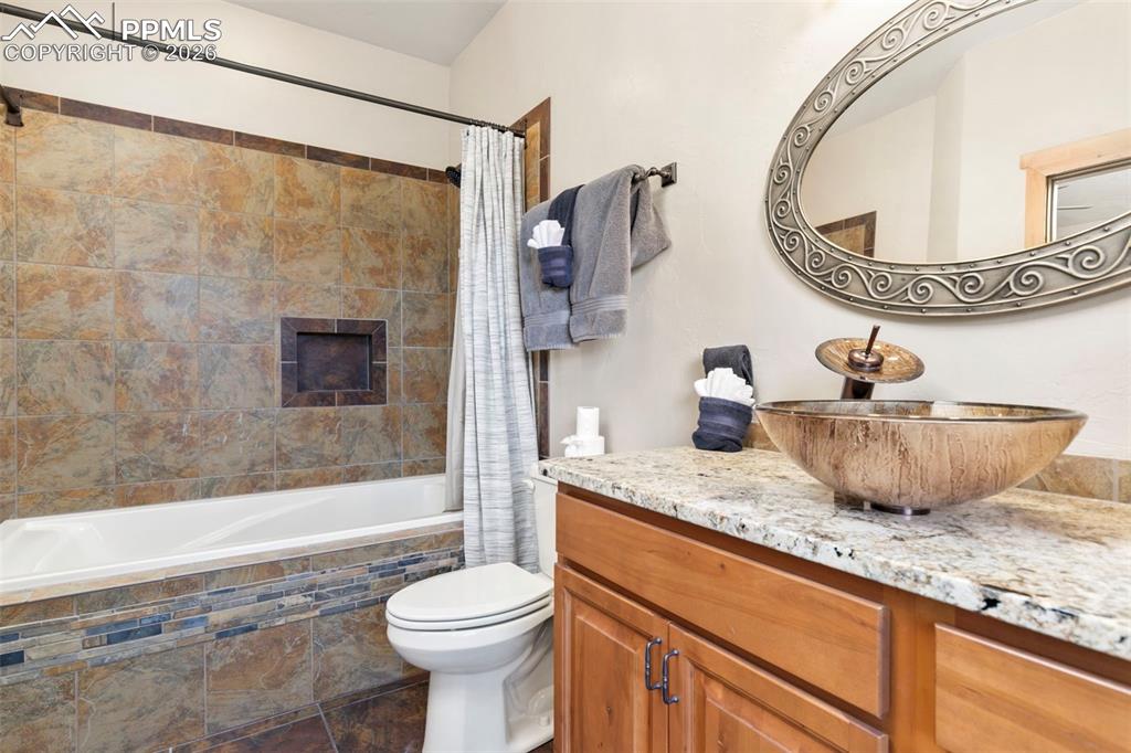 Image 40 of 48: Bathroom