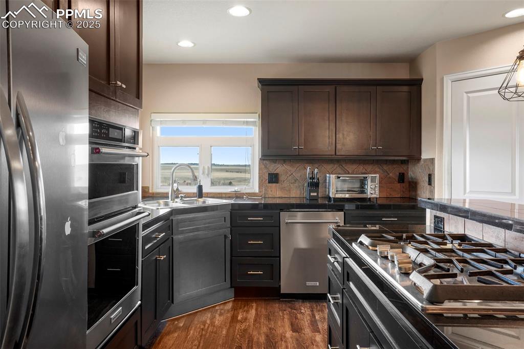 Image 17 of 50: Kitchen