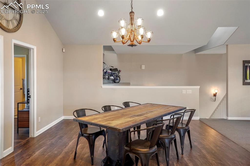 Image 18 of 50: Dining Area