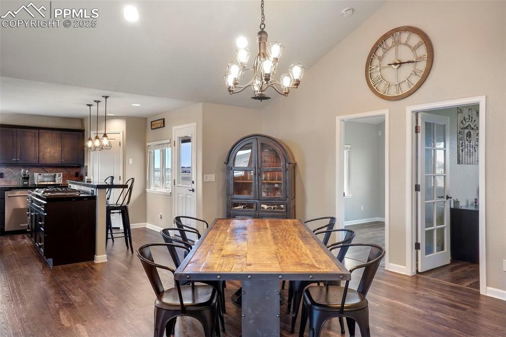 Image 19 of 50: Dining Area