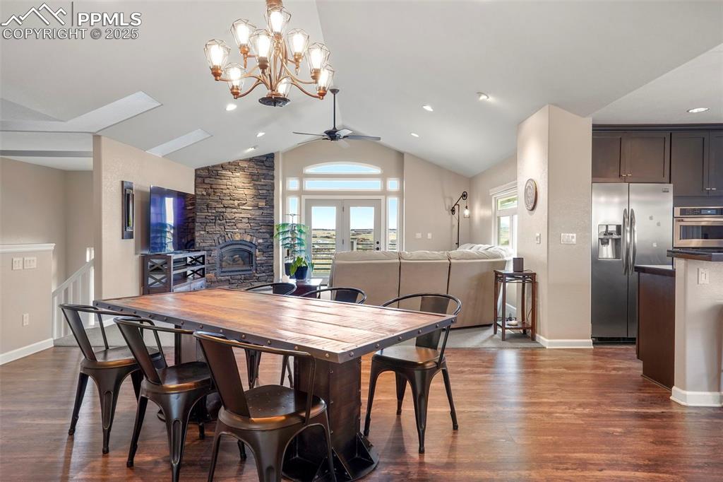 Image 20 of 50: Dining Area