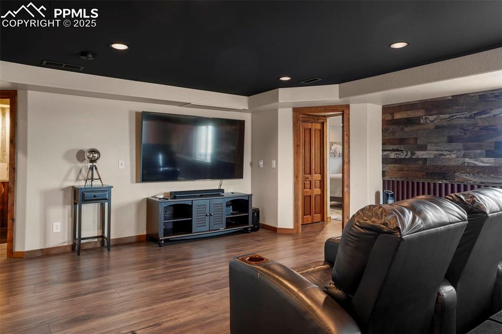 Image 22 of 50: Living Room