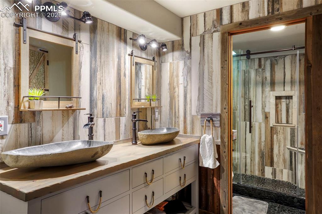 Image 23 of 50: Bathroom