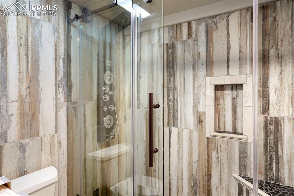 Image 24 of 50: Bathroom