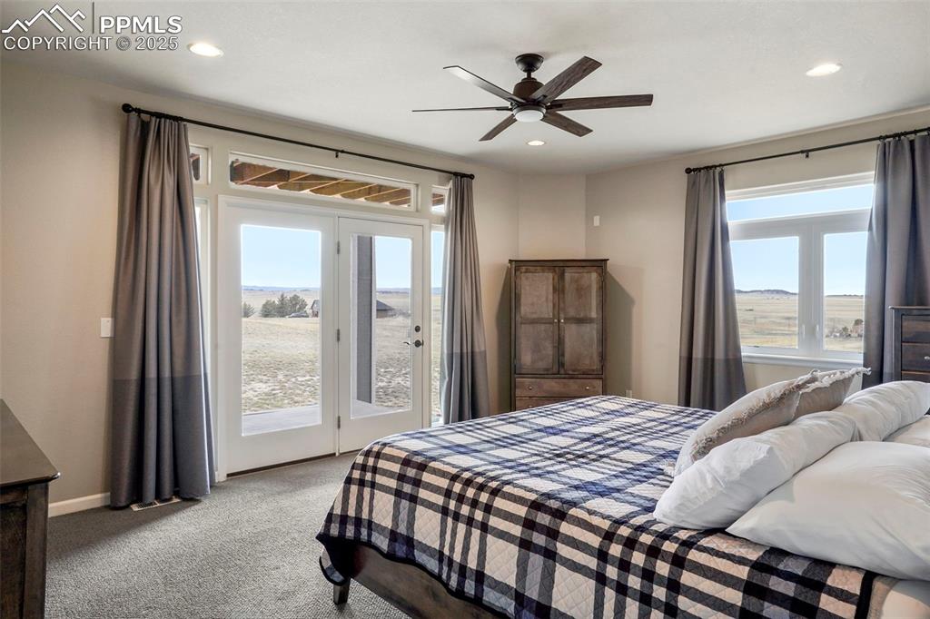 Image 26 of 50: Bedroom