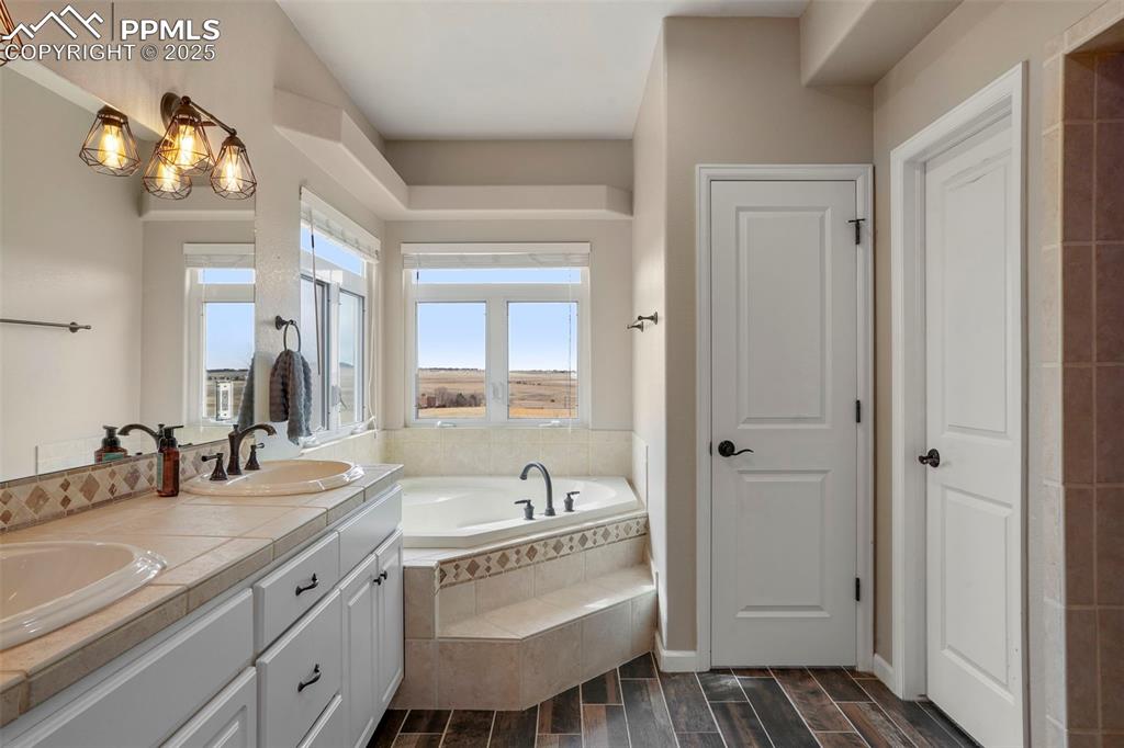 Image 27 of 50: Bathroom