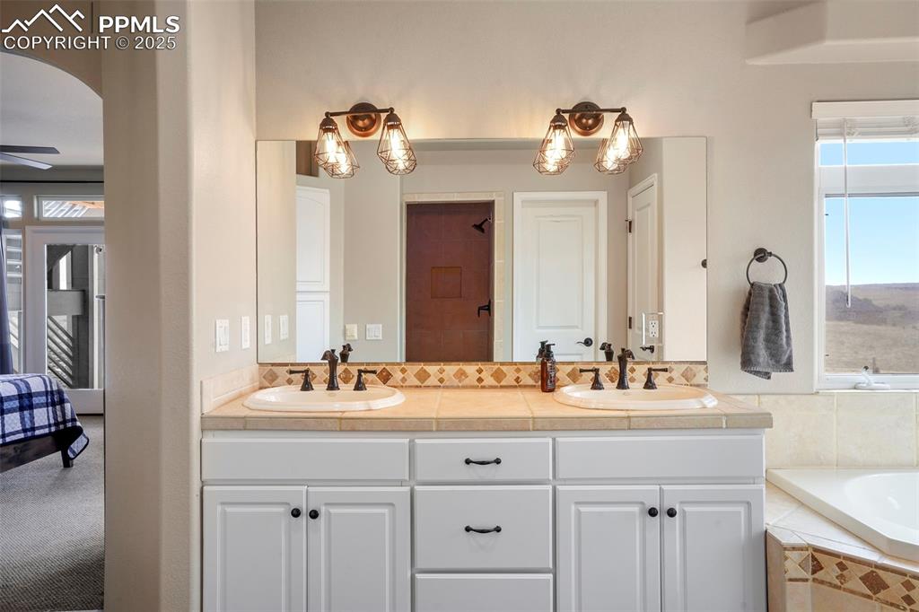 Image 29 of 50: Bathroom