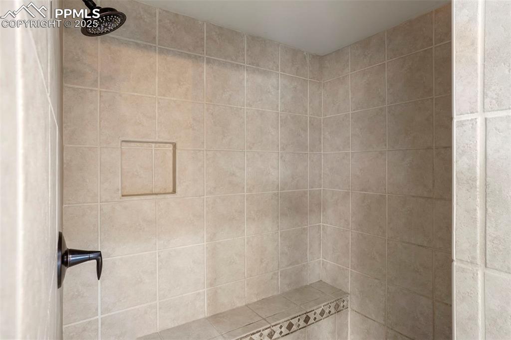 Image 30 of 50: Bathroom