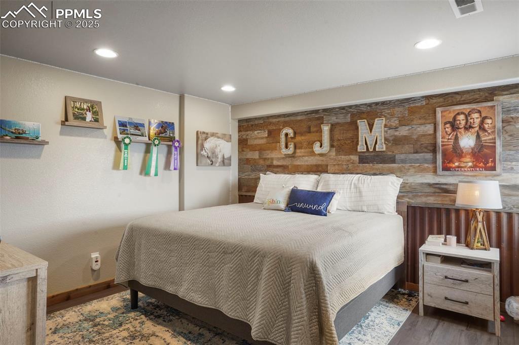 Image 38 of 50: Bedroom