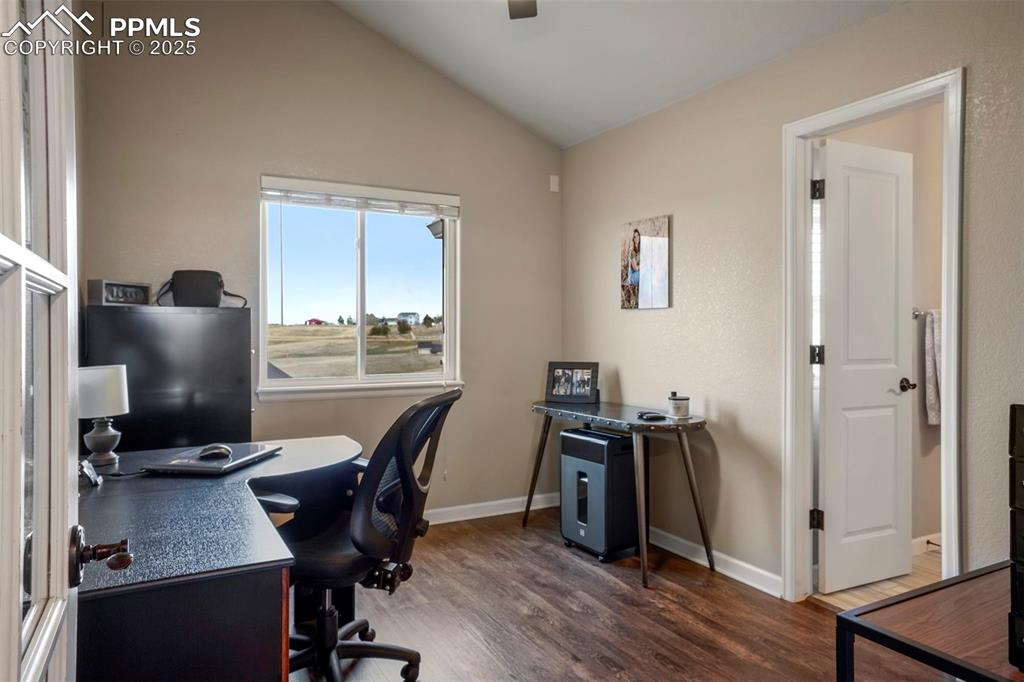 Image 39 of 50: Office