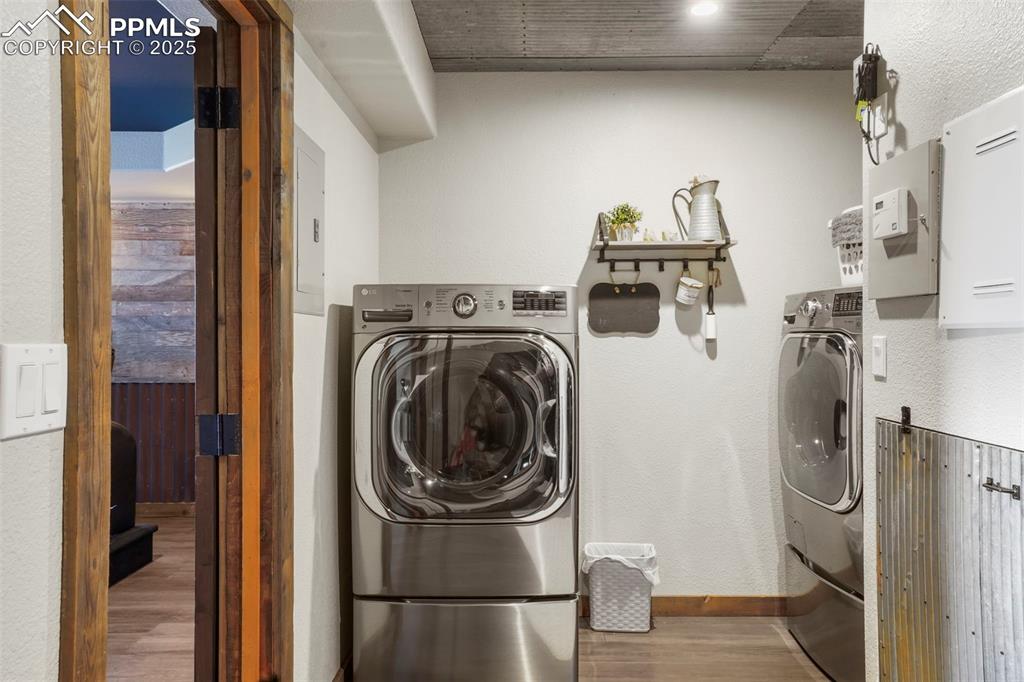 Image 40 of 50: Laundry