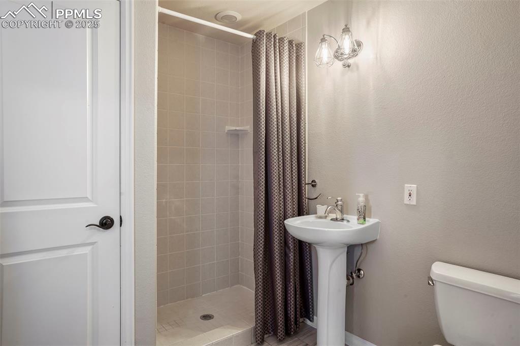 Image 43 of 50: Bathroom