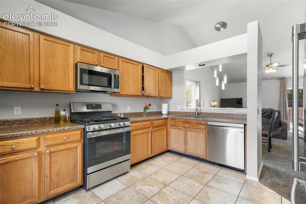 Image 12 of 40: Kitchen