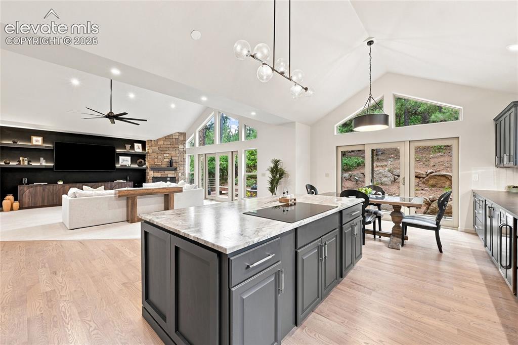Image 15 of 50: Kitchen