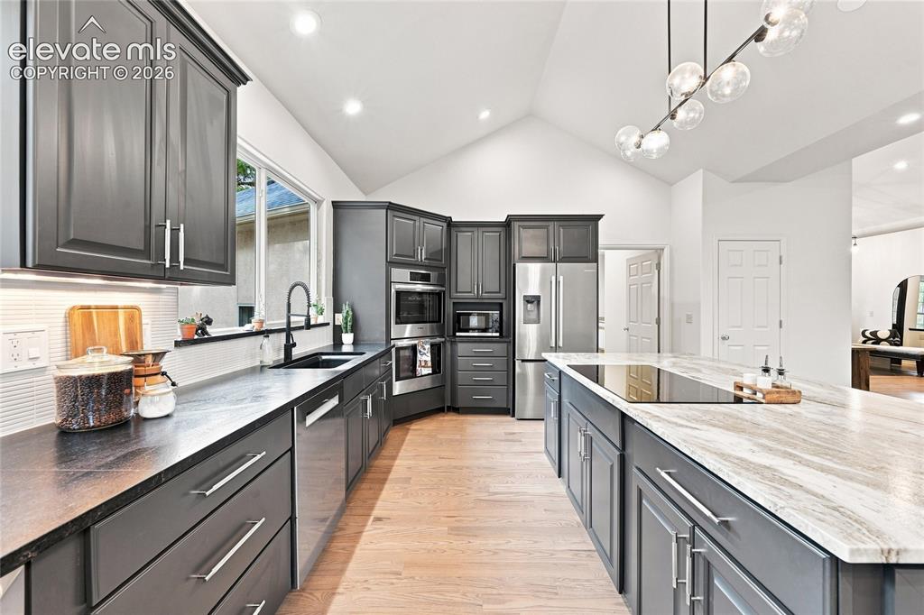 Image 16 of 50: Kitchen