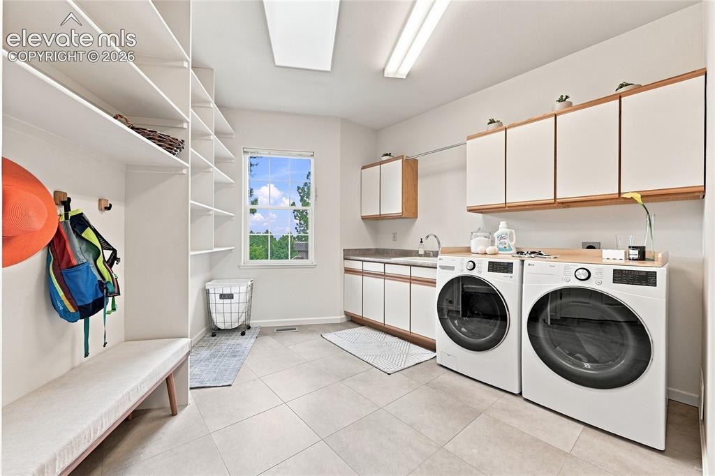Image 42 of 50: Laundry