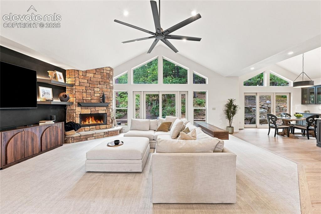 Image 8 of 50: Living Room