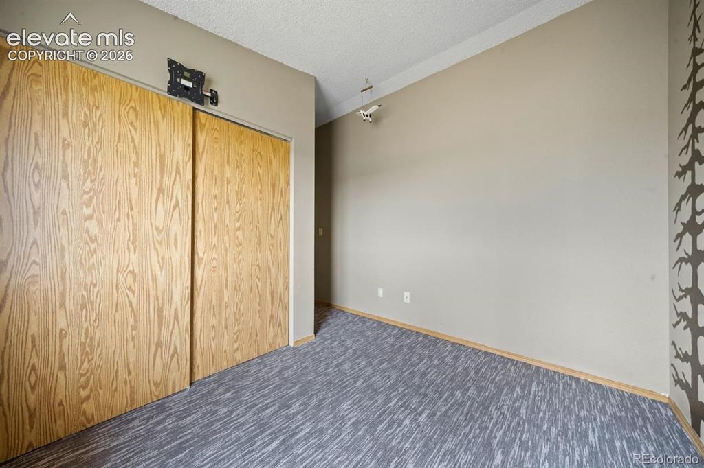 Image 11 of 18: Bedroom