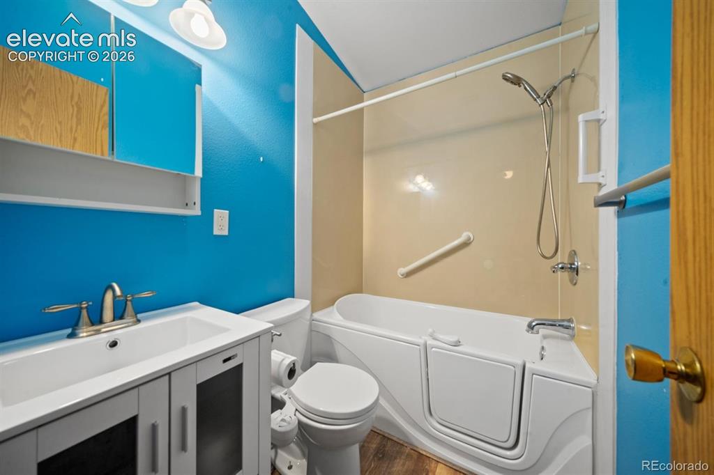 Image 16 of 18: Bathroom