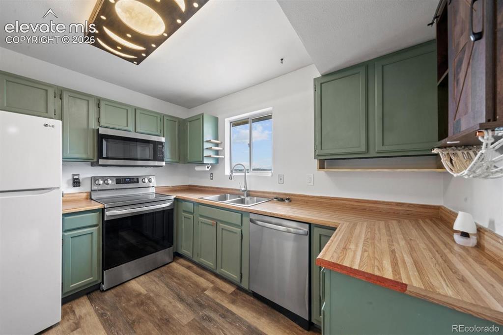 Image 6 of 18: Kitchen
