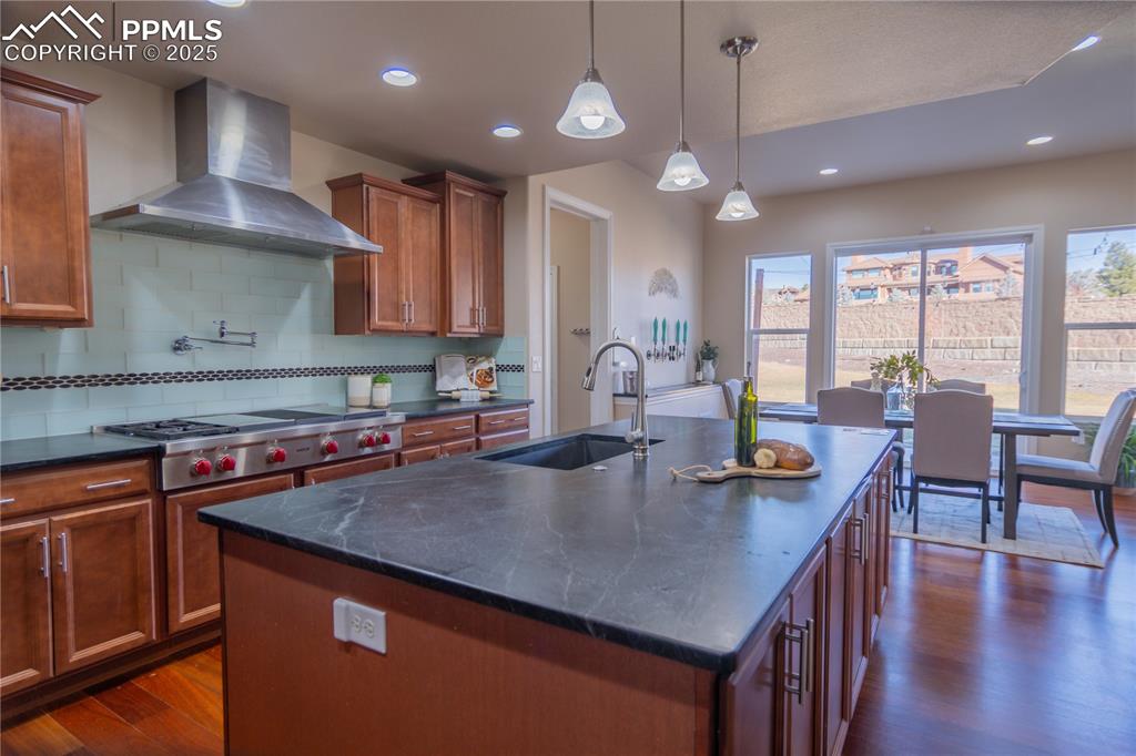 Image 19 of 50: Kitchen