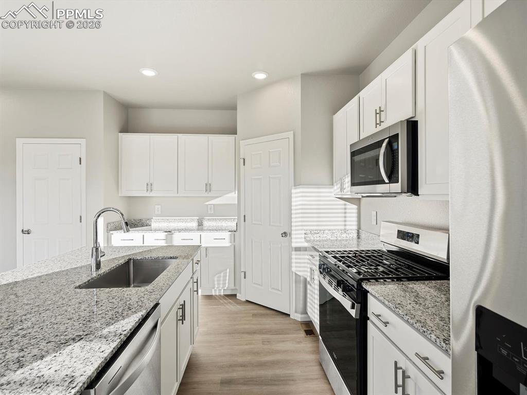 Image 12 of 32: Kitchen