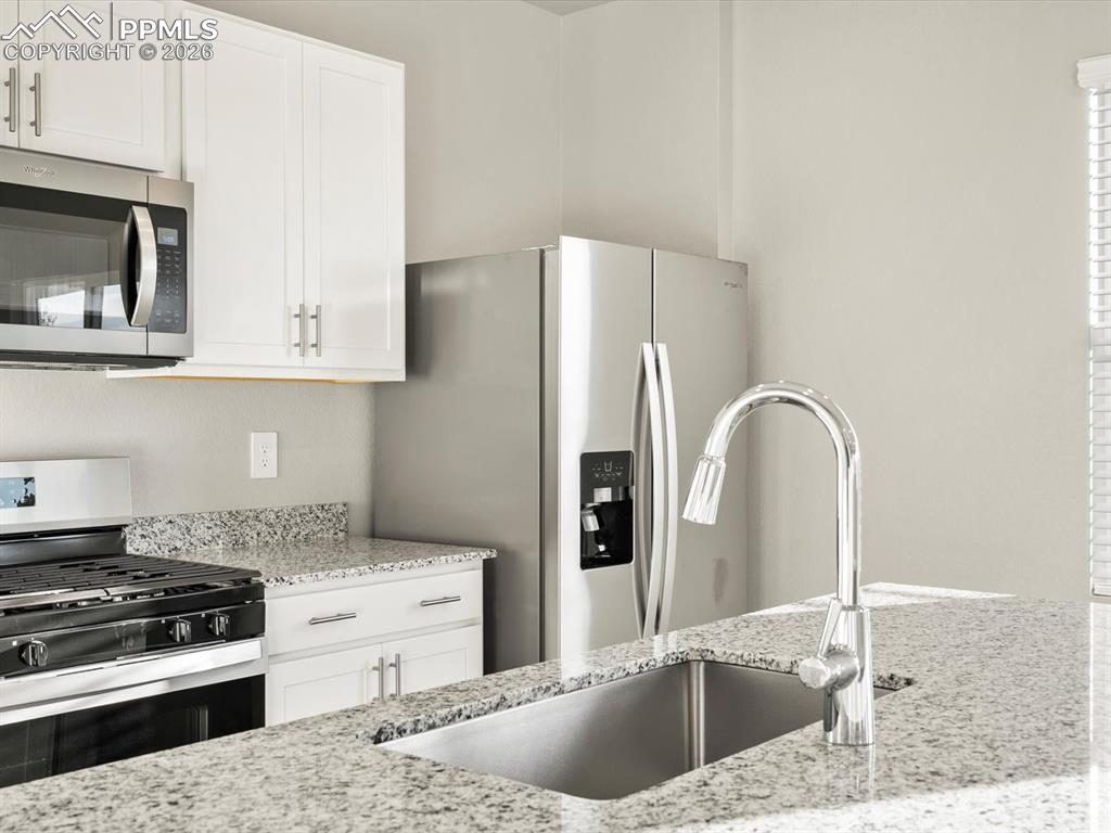 Image 13 of 32: Kitchen