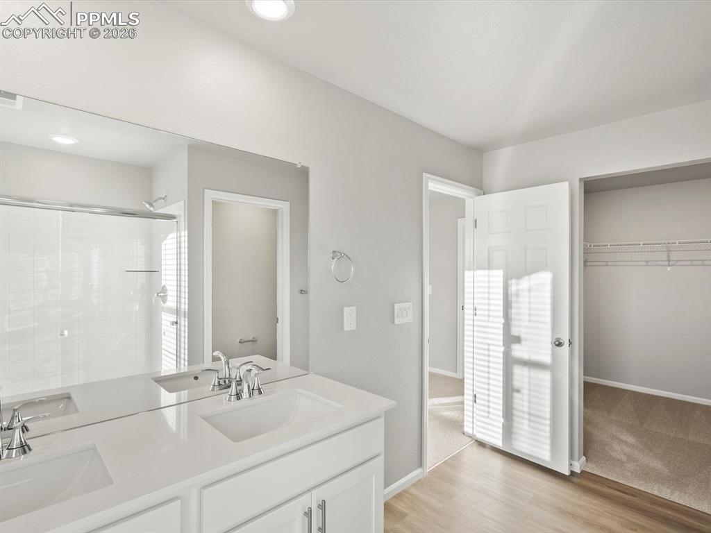 Image 22 of 32: Bathroom