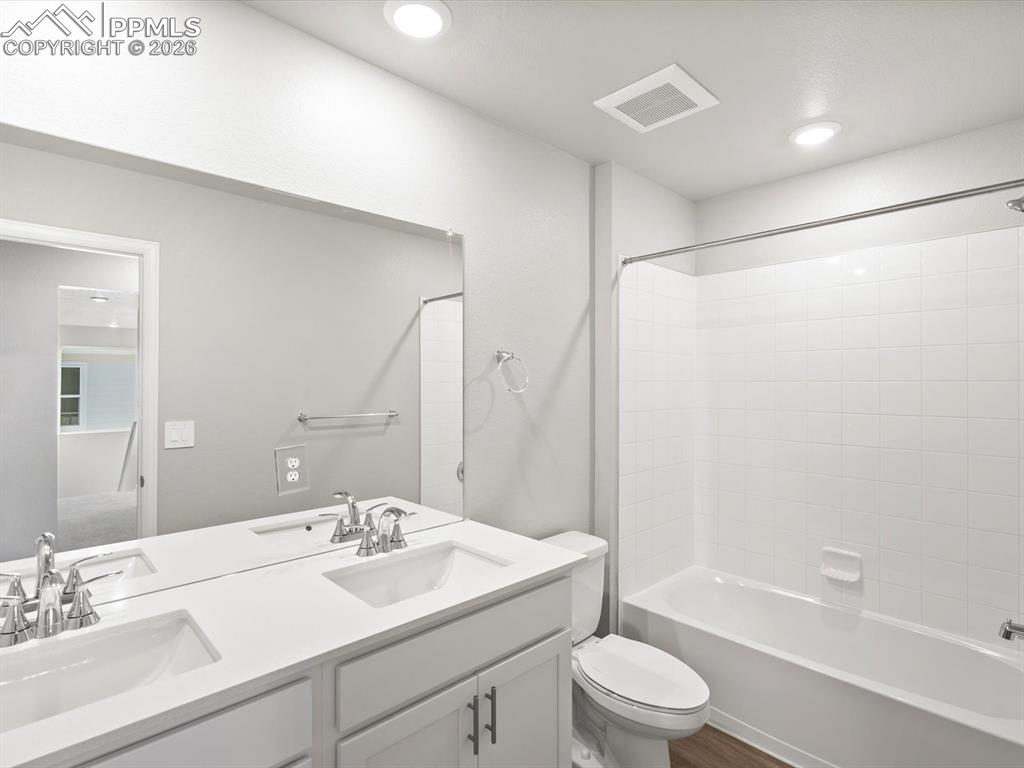 Image 24 of 32: Bathroom