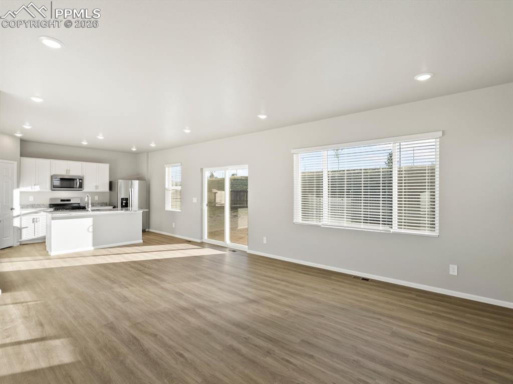 Image 5 of 32: Living Room