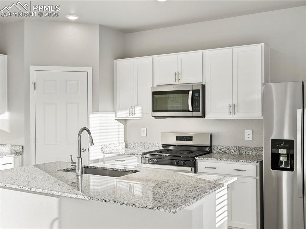 Image 9 of 32: Kitchen