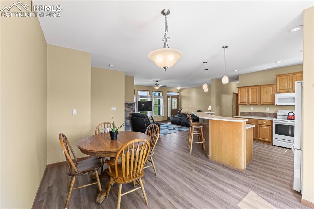 Image 14 of 38: Dining Area