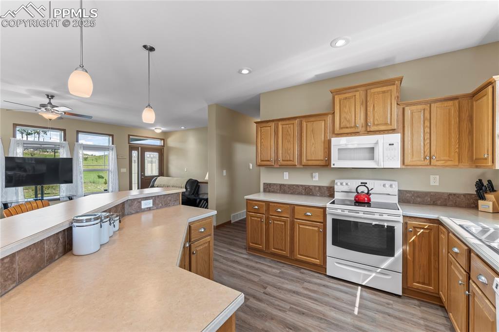 Image 15 of 38: Kitchen