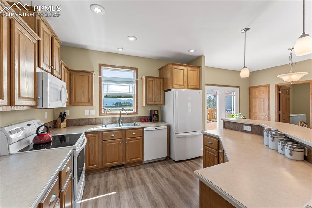 Image 16 of 38: Kitchen