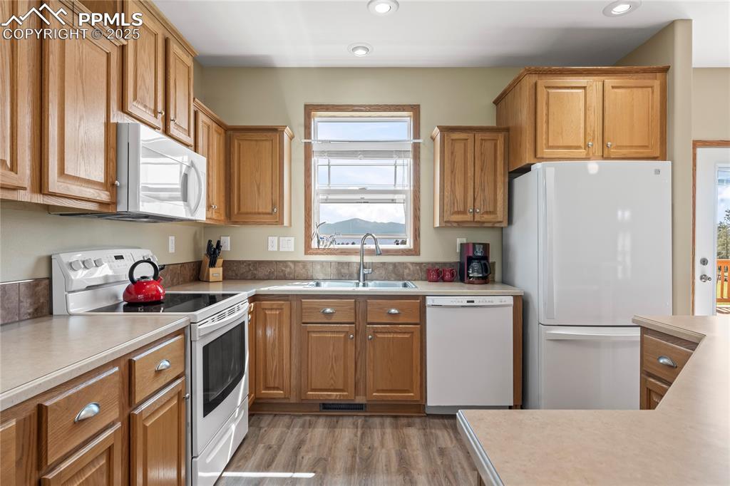 Image 18 of 38: Kitchen