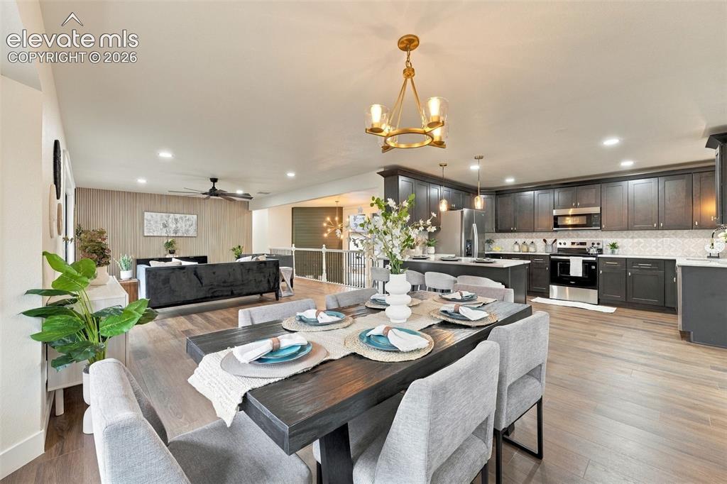 Image 11 of 50: Dining Area