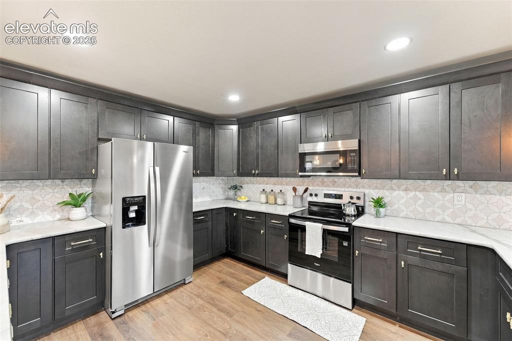 Image 14 of 50: Kitchen
