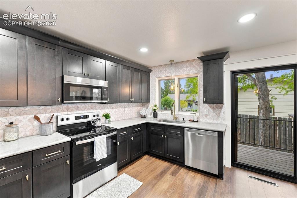 Image 15 of 50: Kitchen