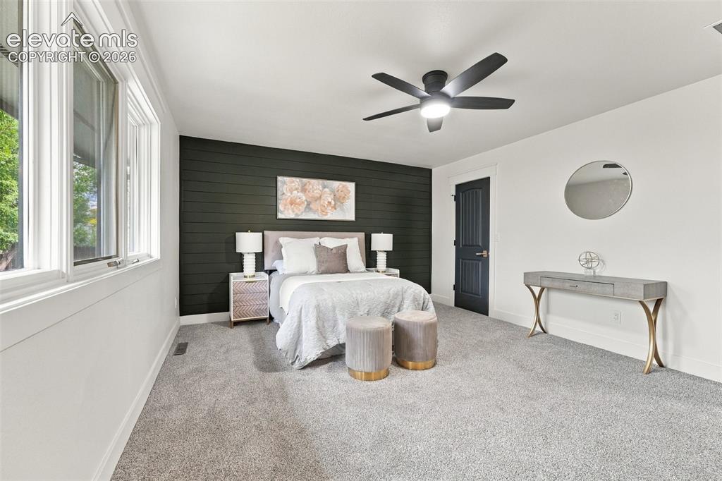 Image 18 of 50: Bedroom