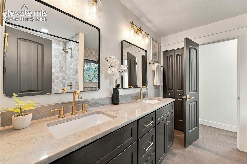 Image 19 of 50: Bathroom
