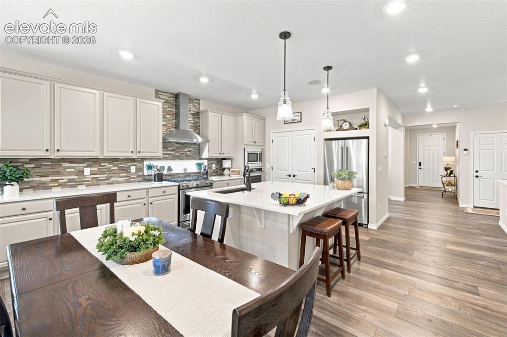 Image 10 of 50: Kitchen