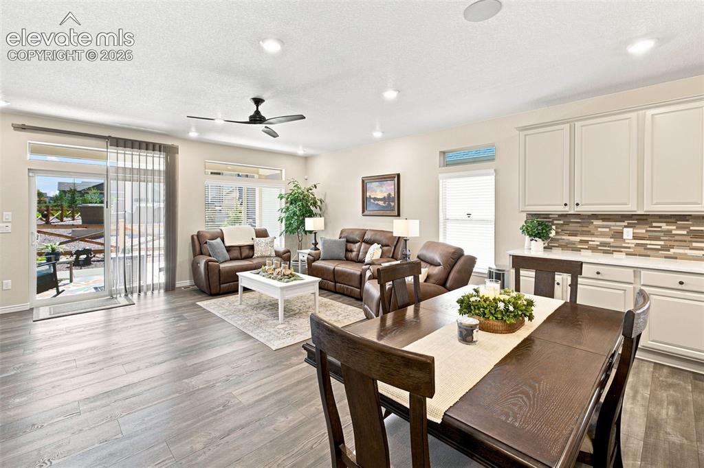 Image 11 of 50: Dining Area