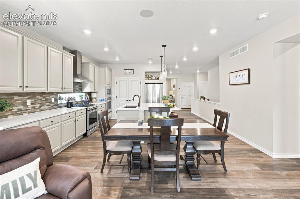 Image 17 of 50: Dining Area