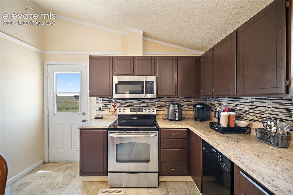 Image 10 of 40: Kitchen
