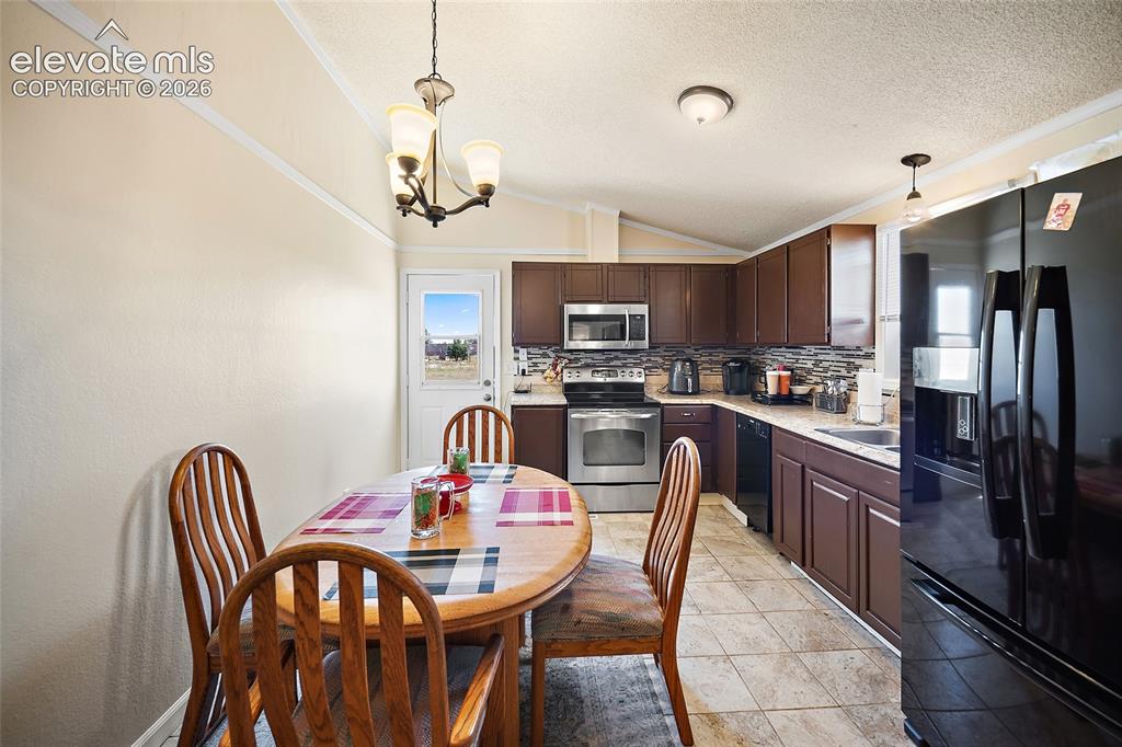 Image 11 of 40: Kitchen