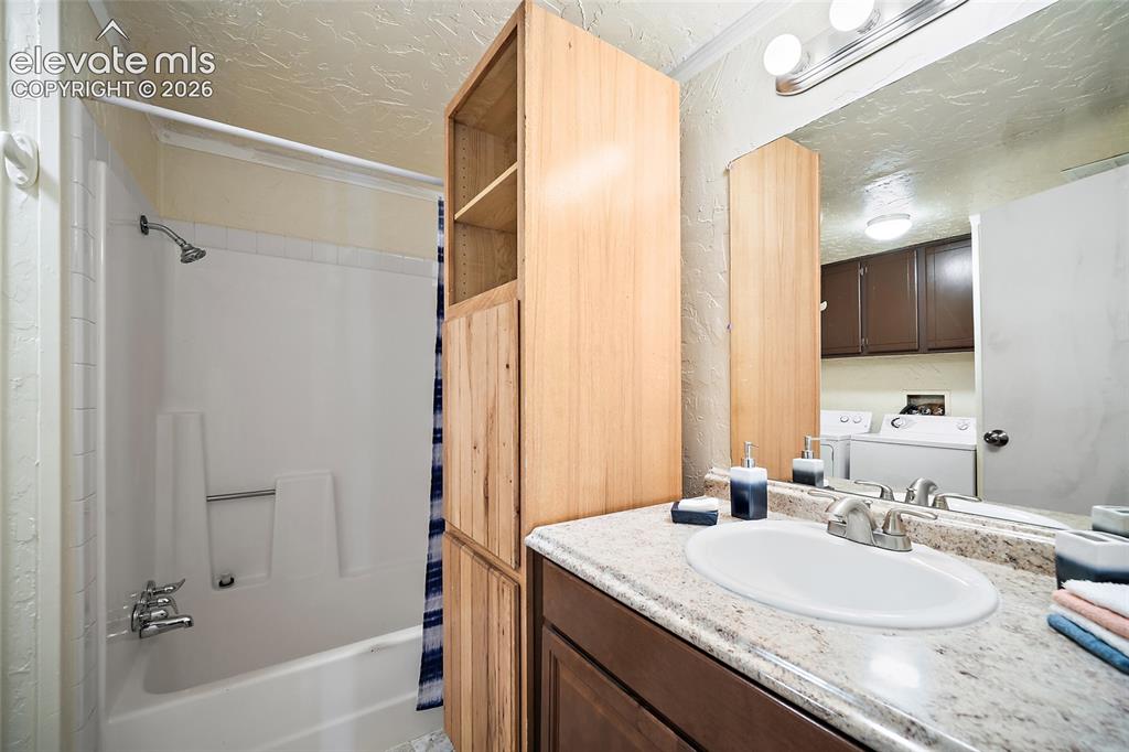 Image 7 of 40: Bathroom