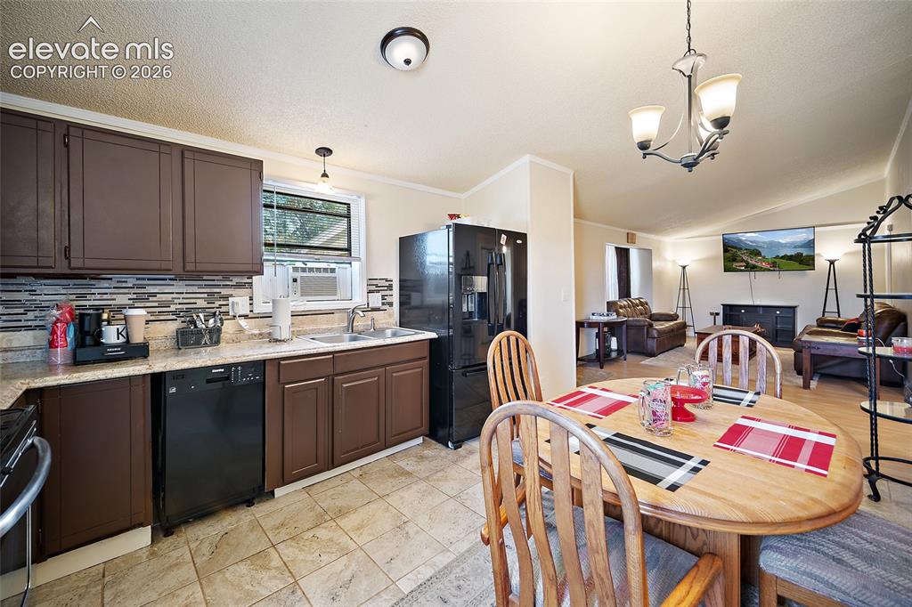 Image 9 of 40: Kitchen